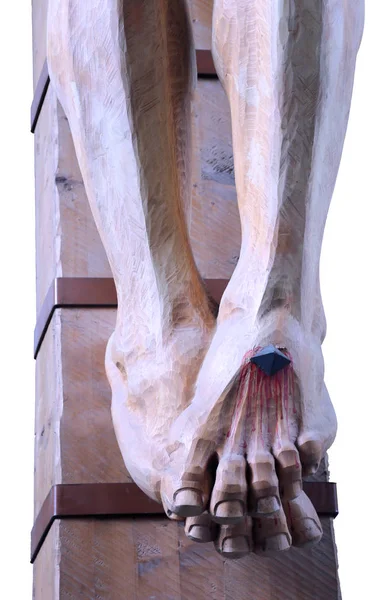 Pieds en bois avec le sang d'une statue — Photo