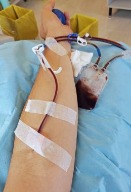 Kan Bağış sırasında bir adamın kolu