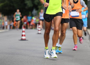 Şehir yolda maratona sporcular