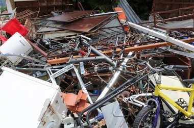 döküm demir çelik malzeme ile çok sayıda paslı ve kullanışsız nesne