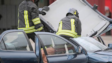 İtfaiye ekibi araba çatıdan sonra yara çekmek için alır 