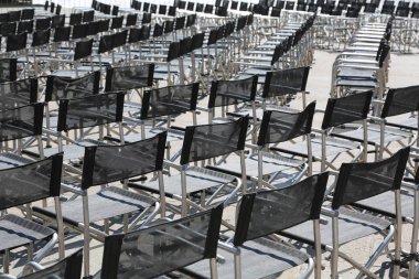 canlı olayından önce boş sandalyeler