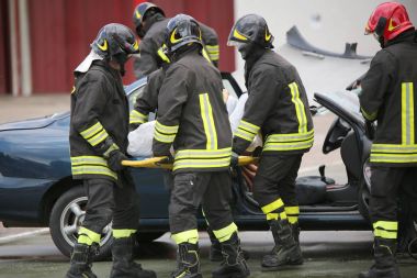 İtfaiye ekibi trajik yol accid sonra yaralı yardımcı olacaktır