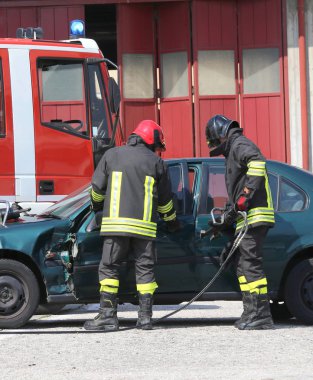 İtfaiye kurtarma sonra trafik kazası sırasında