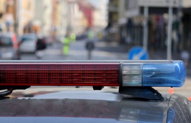 kontrol noktasında polis arabasının yanıp sönen sirenler