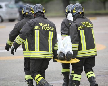 İtalyan itfaiye ekibi itfaiye ile Tekdüzen süre yazma