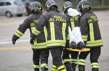 İtalyan itfaiye ekibi o süre itfaiye metinle üniforma