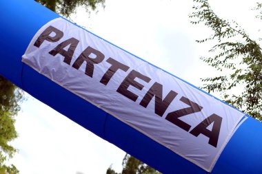 Büyük İtalyan yazılı Partenza wh ile büyük şişme portal