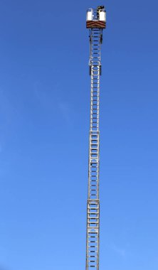 Uzun merdiven sırasında metalik sepeti ile mücadele exercis ateş