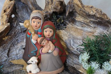 Latin Am içinde kış giysileri ile beyaz koyun ile Perulu aile