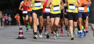 koşucular bib sayı ve hiçbir marka olmadan maraton sırasında