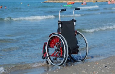 Tekerlekli bir sıcak güneşli yaz gününde deniz kıyısında