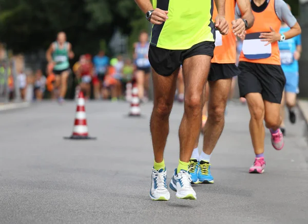 Sportler laufen Marathon auf der Stadtstraße — Stockfoto