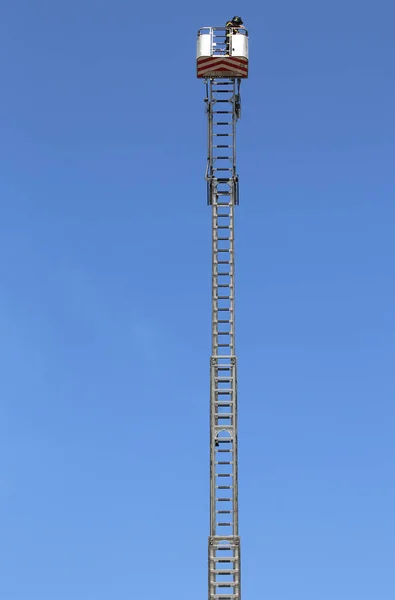 Korb mit Antenne über der sehr langen Leiter und blau — Stockfoto