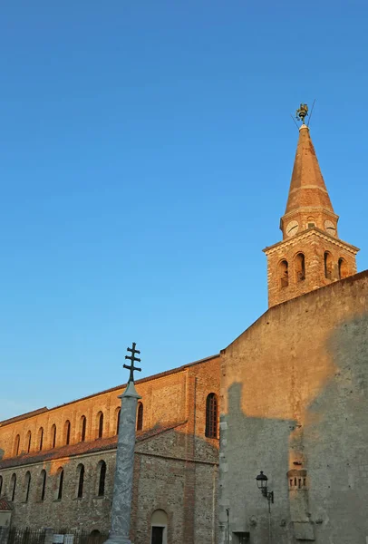 Torre de sino da antiga basílica de Santa Eufêmia na cidade o — Fotografia de Stock