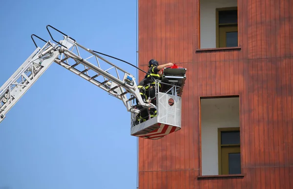 Camión de cubo con bomberos durante el ejercicio en la estación de bomberos — Foto de Stock