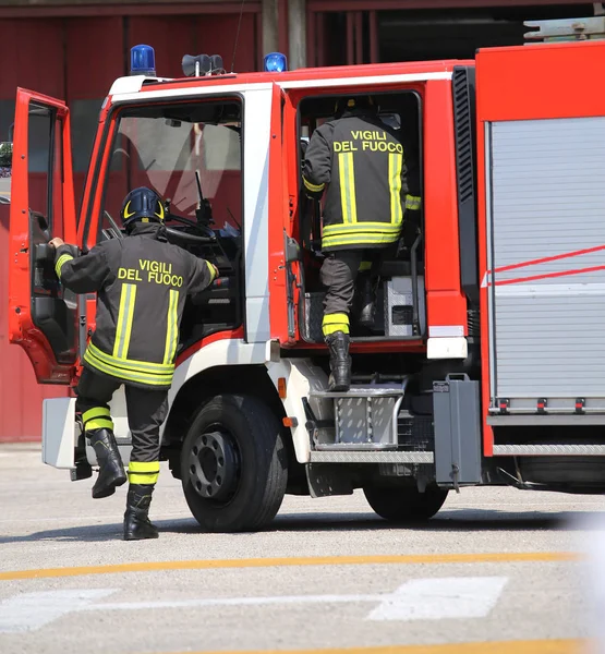Akuta italienska brandmän med uniformer med den word-meani — Stockfoto