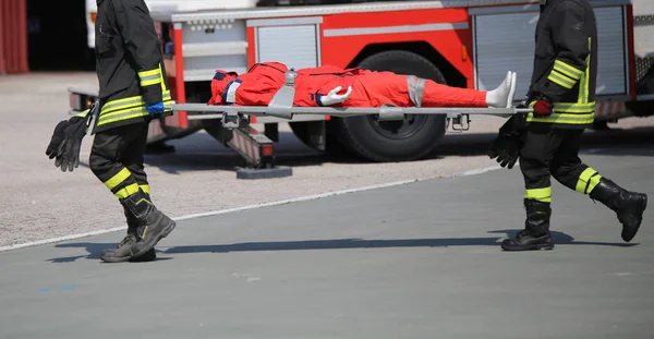 Firefighters during the exercise to carry the injured with the s — Stock Photo, Image