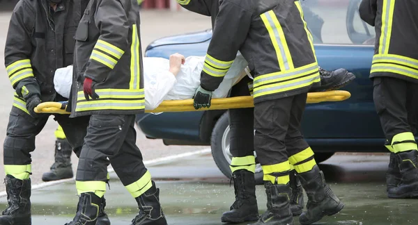 消防士は悲劇的な自動車事故の後負傷者救出 — ストック写真