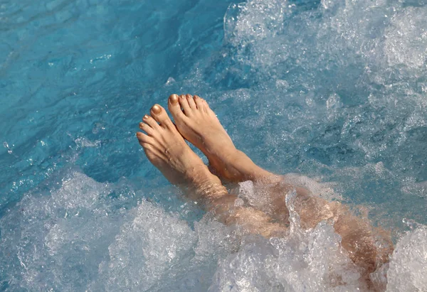 Meisje doet de hydromassage in het zwembad van de spa — Stockfoto