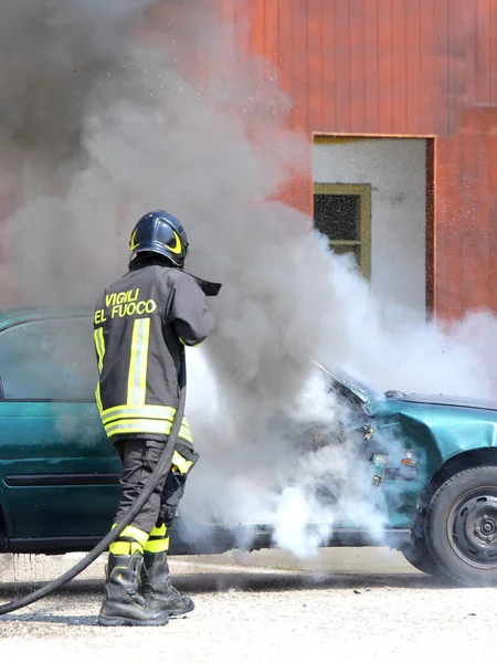 Incident auto met zwarte rook en een Italiaanse brandweerman met th — Stockfoto
