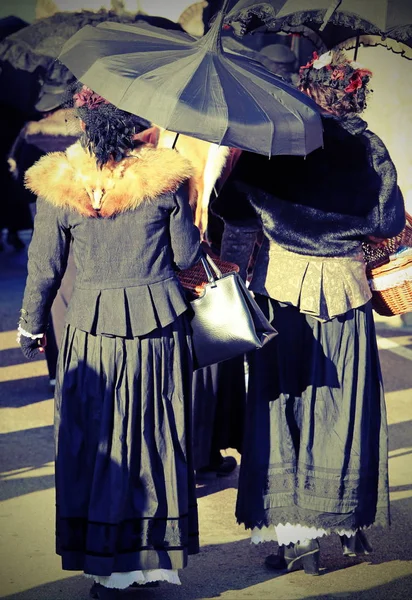 Dames vêtues de vêtements vintage et un parapluie avec e vintage — Photo