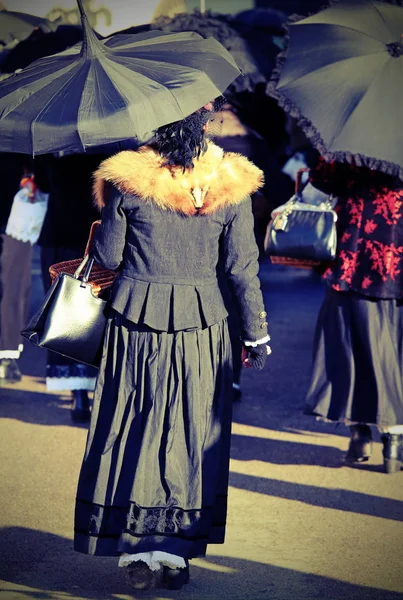 Senhoras vestidas com roupas vintage e um guarda-chuva com vintage e — Fotografia de Stock