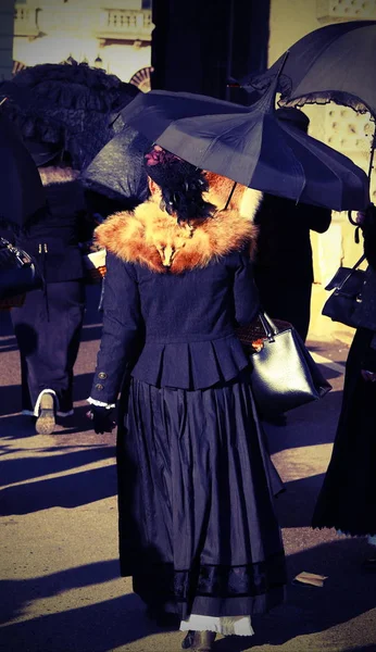 Senhoras vestidas com roupas vintage e um guarda-chuva com vintage e — Fotografia de Stock