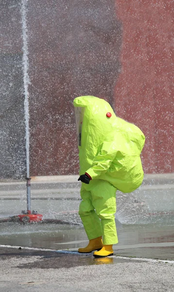 Hombre con traje protector contra agallas químicas y bacteriológicas — Foto de Stock