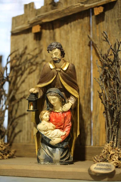 Presepe con la Sacra Famiglia e San Giuseppe che tiene un — Foto Stock