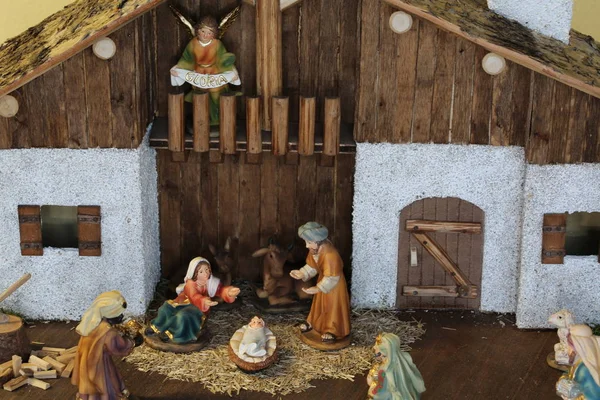 Presepe con la Sacra Famiglia e un angelo con la Gloria — Foto Stock