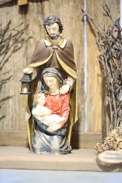 Fødselsscenen med den hellige familien og Sankt Josef som holder en – stockfoto
