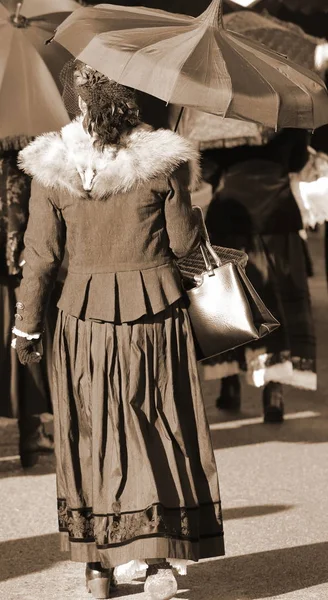 Velhas senhoras vestidas com roupas vintage com efeito sépia — Fotografia de Stock