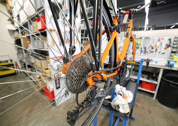 Orange bicycle in the mechanical workshop specializing in bike r — Stock Photo, Image