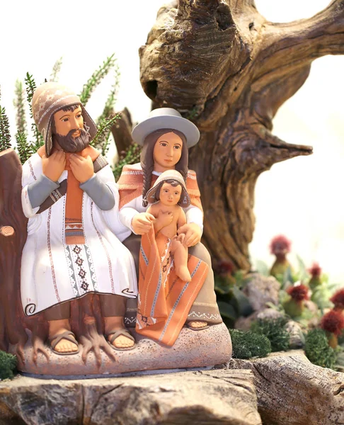 Peruvian family symbolizing the holy family of Jesus in earthenw — Stock Photo, Image