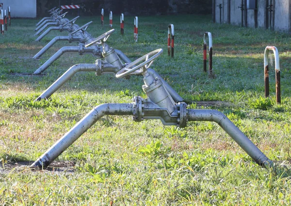 Válvulas de seguridad para el cierre del flujo en la planta industrial —  Fotos de Stock