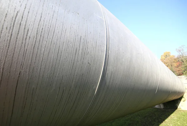 Stahlrohr für den Transport von Gas oder Öl in der Verlegephase — Stockfoto