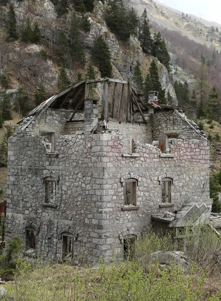 Morsches Haus ohne Dach mit einstürzenden Mauern in den Bergen — Stockfoto