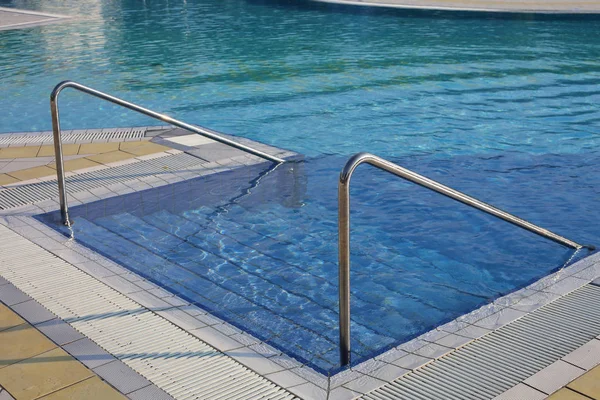 Piscina com escada e corrimão de aço em um spa — Fotografia de Stock