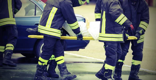 Equipe de bombeiros resgatou os feridos após um trágico carro acci — Fotografia de Stock