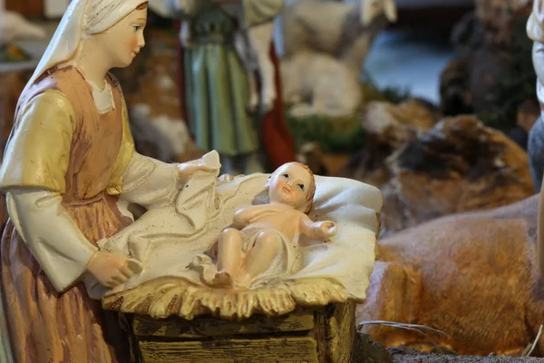 Traditionele kerststal met de Heilige familie en de baby Jes — Stockfoto