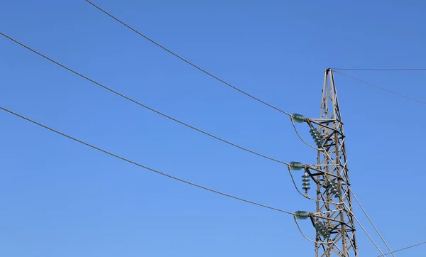 Pergolato di cavi elettrici ad alta tensione — Foto Stock