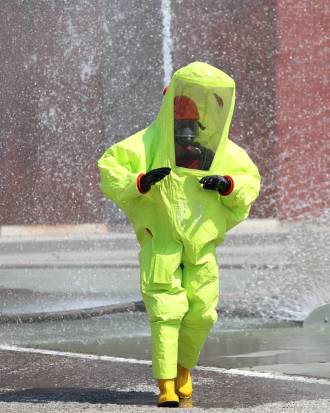 化学および細菌学的アジャンに対して黄色の防護服 — ストック写真