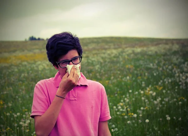 Giovane ragazzo wuith allergia con effetto vintage — Foto Stock