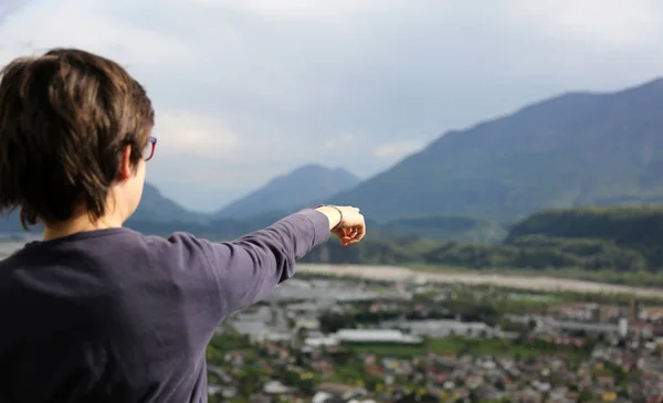 Ung pojke pekar till underliggande panorama över dalen — Stockfoto