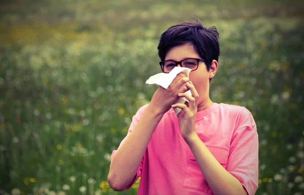 Jongen met roze t-shirt zijn neus waait — Stockfoto