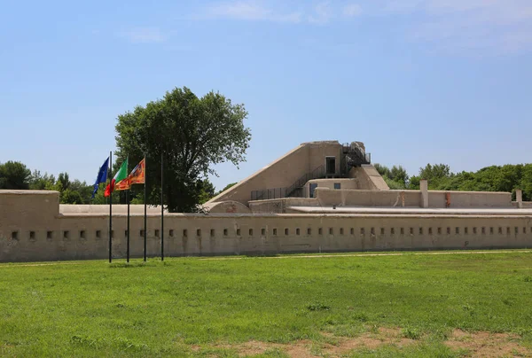 Fortification of World War I in Northern Italy with flags — Stock Photo, Image