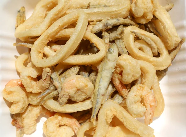 Friggere il pesce con gamberetti e calamari nel ristorante — Foto Stock