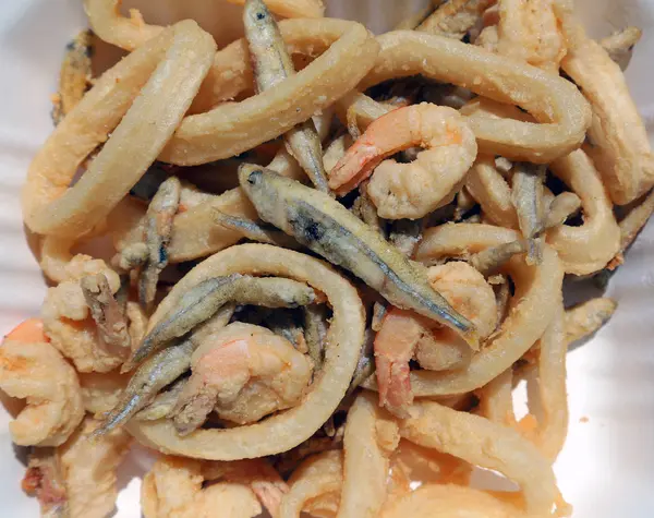 Fritando peixe com camarão e lula no restaurante — Fotografia de Stock