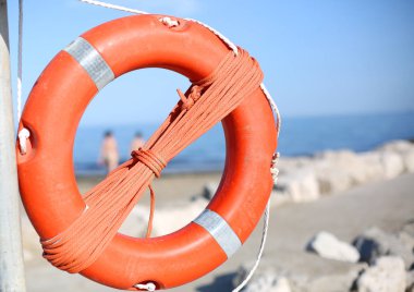Lifebuoy deniz taşlara yakın kişi için